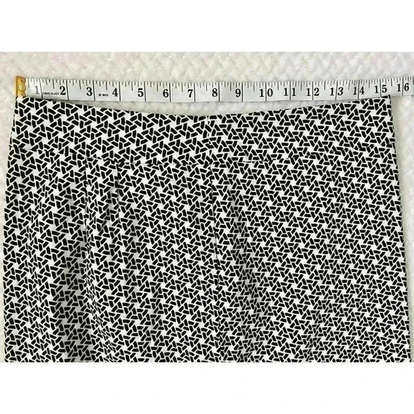 Talbots Womens Sz 4 Scalloped Hem Pencil Straight Skirt Geo Design Black White - Picture 8 of 9